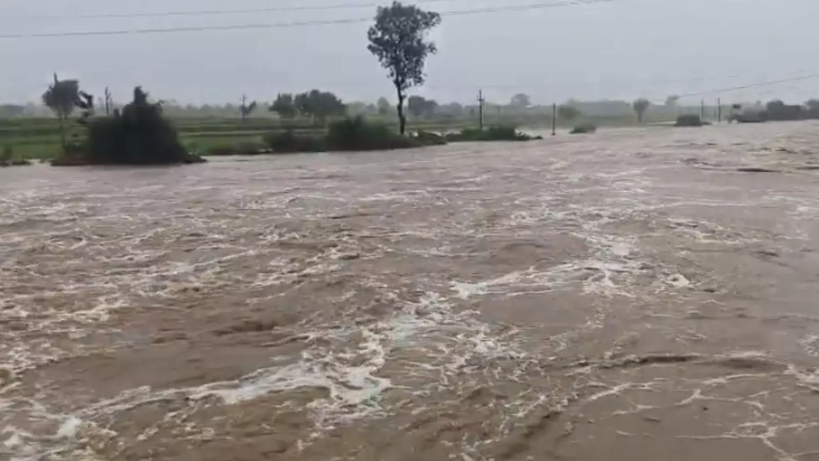 Srisailam : శ్రీశైలం వెళ్లేవారికి అలెర్ట్.. రోడ్లపైన వరద నీరు