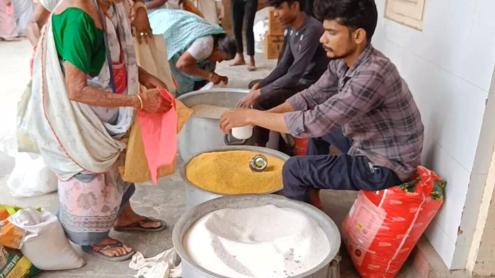 Andhra Pradesh : బాధితులకు అండగా ఫ్రీ గా సరకుల పంపిణీ