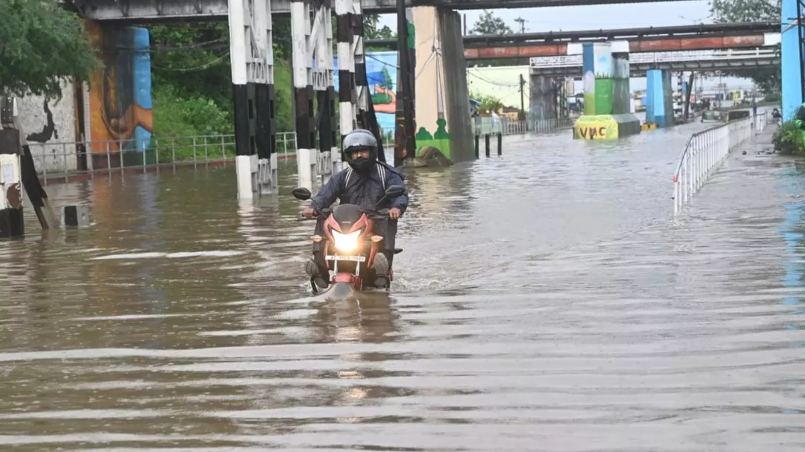 Cyclone Montha : మొంథా తుపాను ఎఫెక్ట్.. గుంటూరు జిల్లాలో రాకపోకలకు అంతరాయం