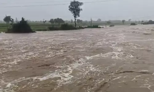 Srisailam : శ్రీశైలం వెళ్లేవారికి అలెర్ట్.. రోడ్లపైన వరద నీరు