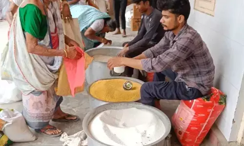 Andhra Pradesh : బాధితులకు అండగా ఫ్రీ గా సరకుల పంపిణీ