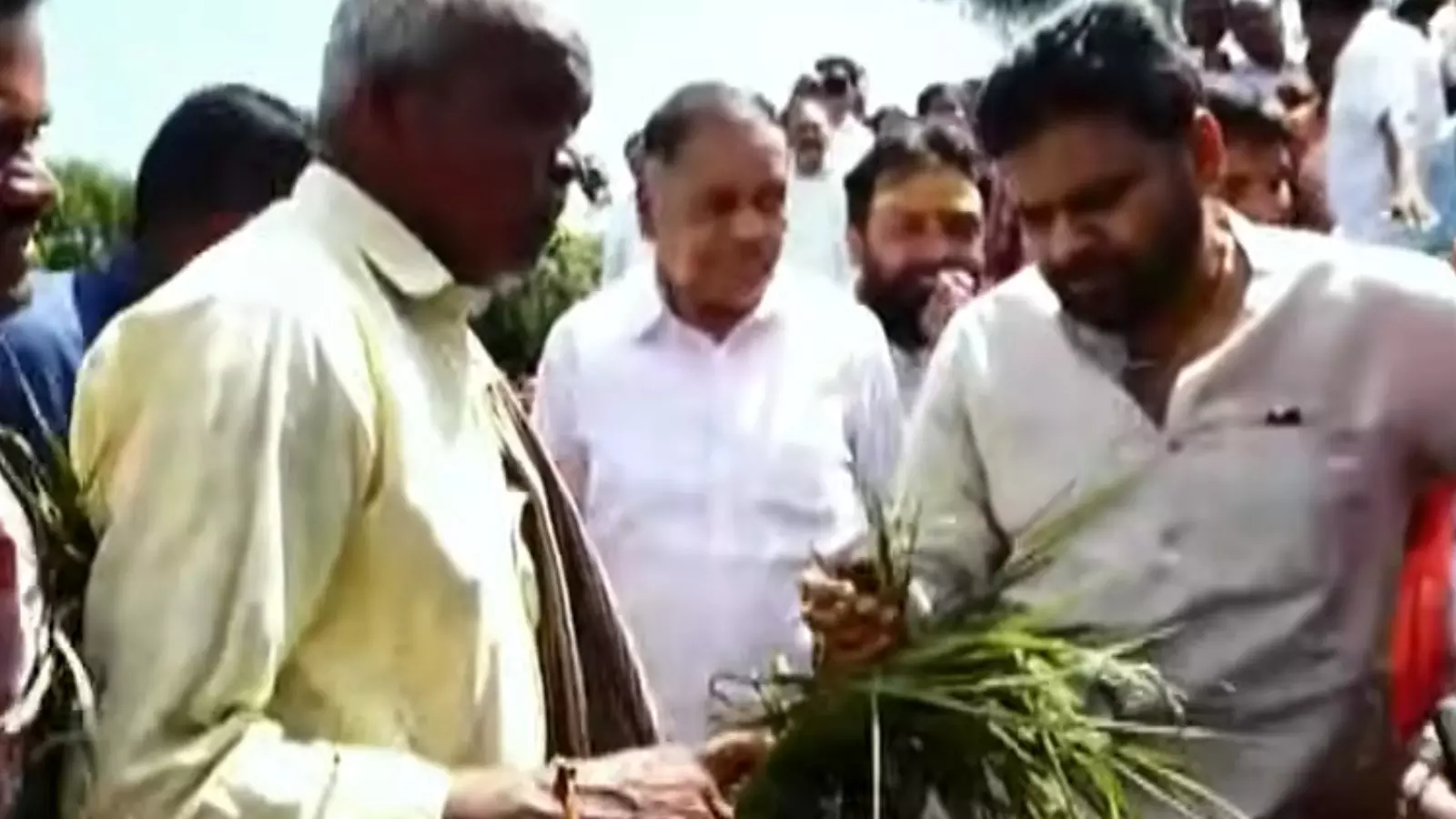 Pawan Kalyan : పొలాల్లో పవన్ కల్యాణ్