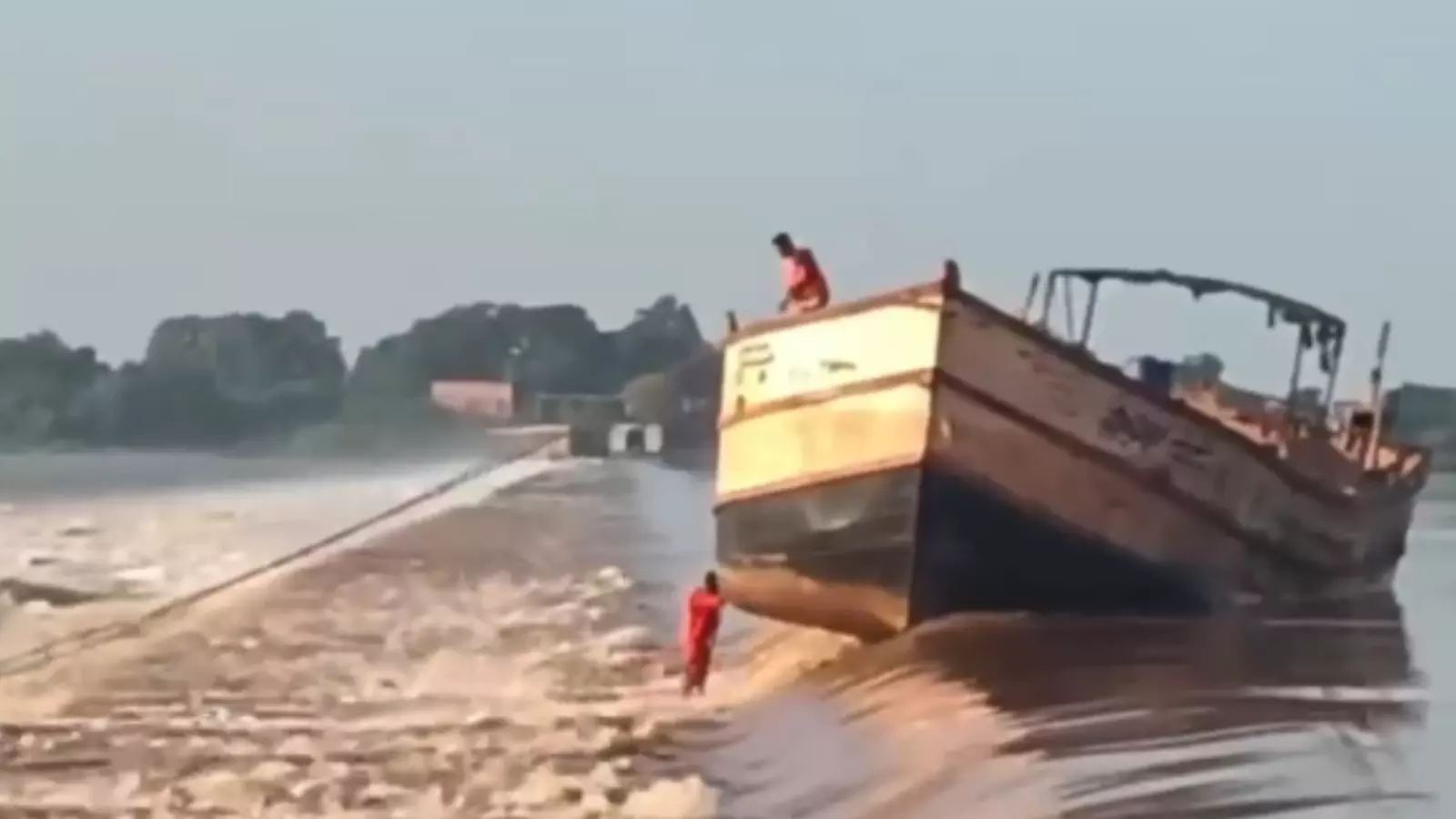 Nellore District : పెన్నా నది బ్యారేజీ వద్ద తప్పిన ప్రమాదం