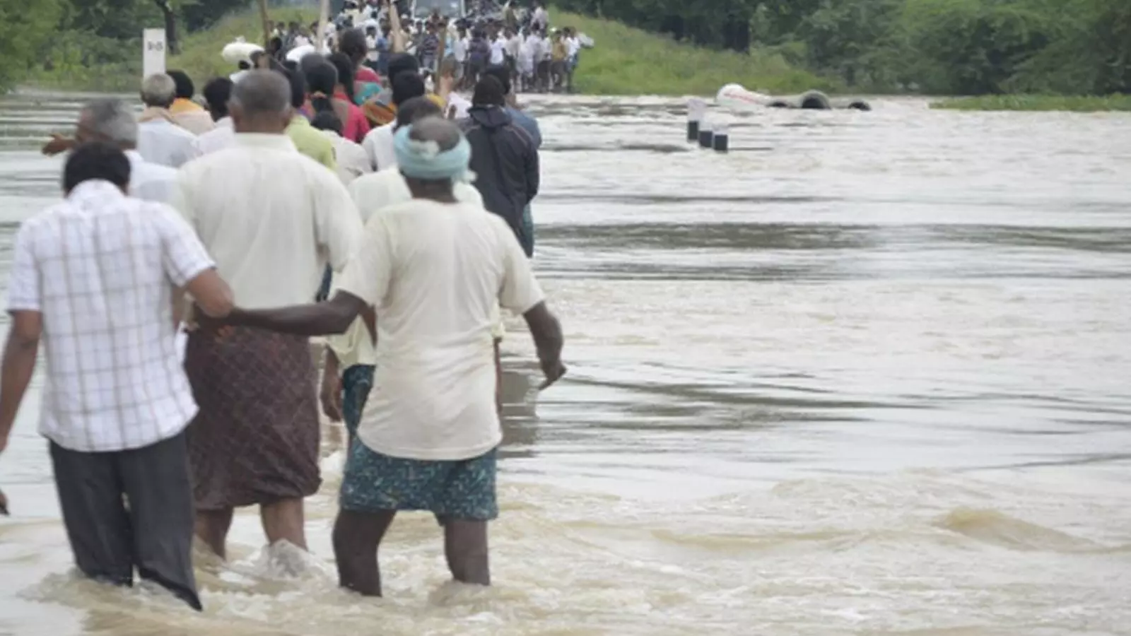 Andhra Pradesh : గుంటూరులో పొంగుతున్న వాగులు.. నదులు