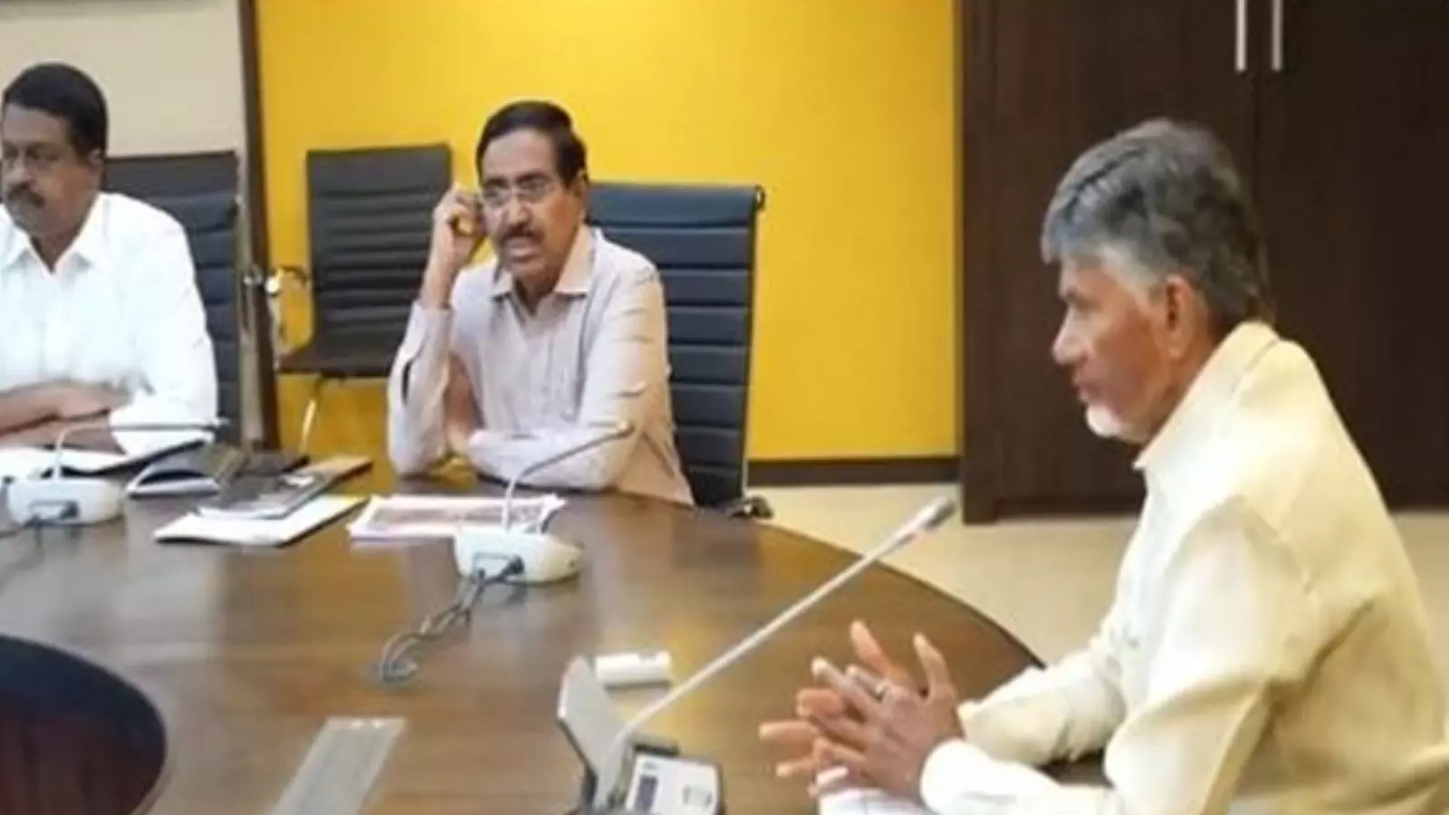 andhra pradesh chief minister chandrababu will hold a review meeting on crda today
