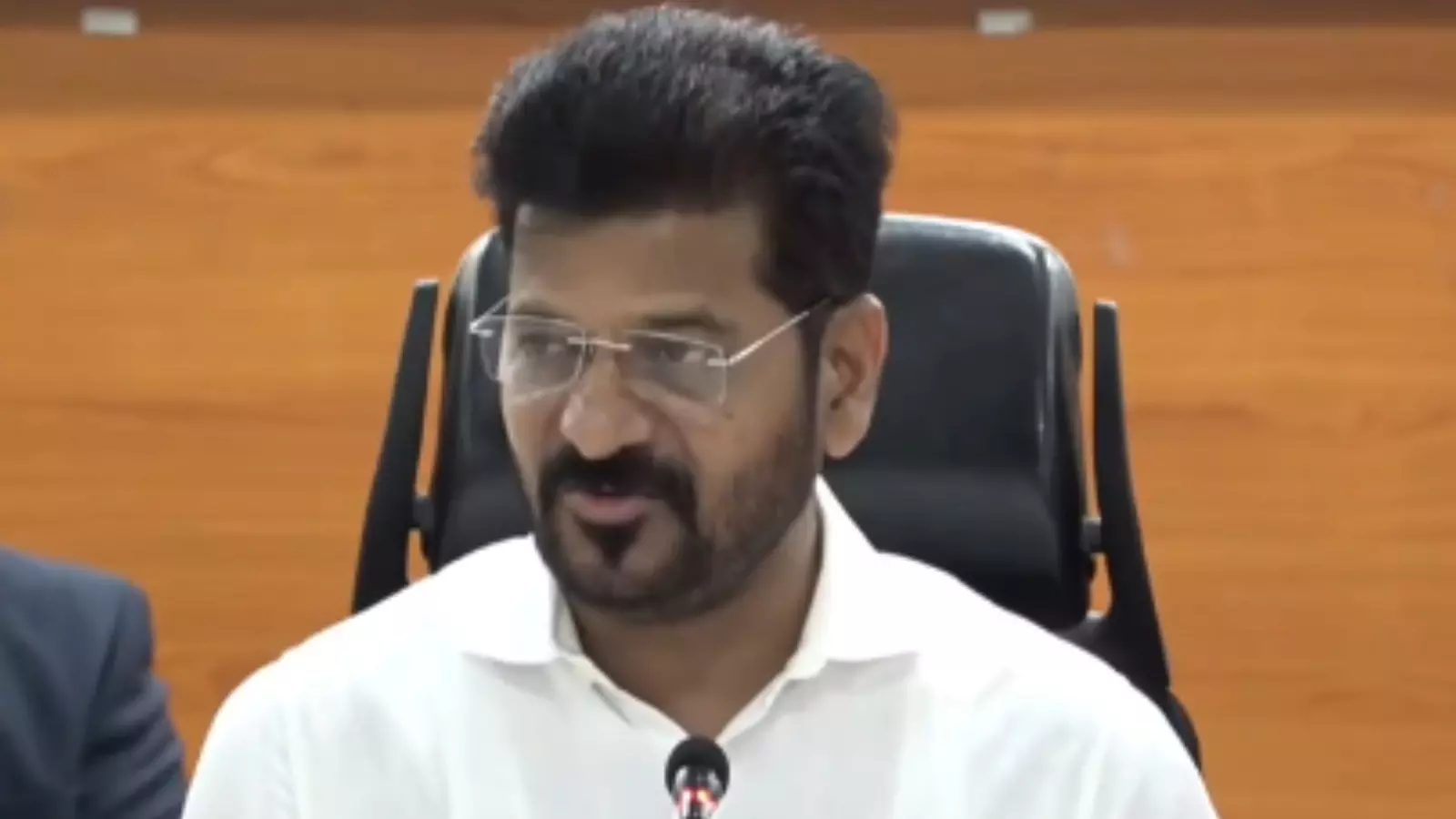 Revanth Redddy : చేవెళ్ల బస్సు ప్రమాదంపై రేవంత్ దిగ్భ్రాంతి Revanth Redddy : చేవెళ్ల బస్సు ప్రమాదంపై రేవంత్ దిగ్భ్రాంతి