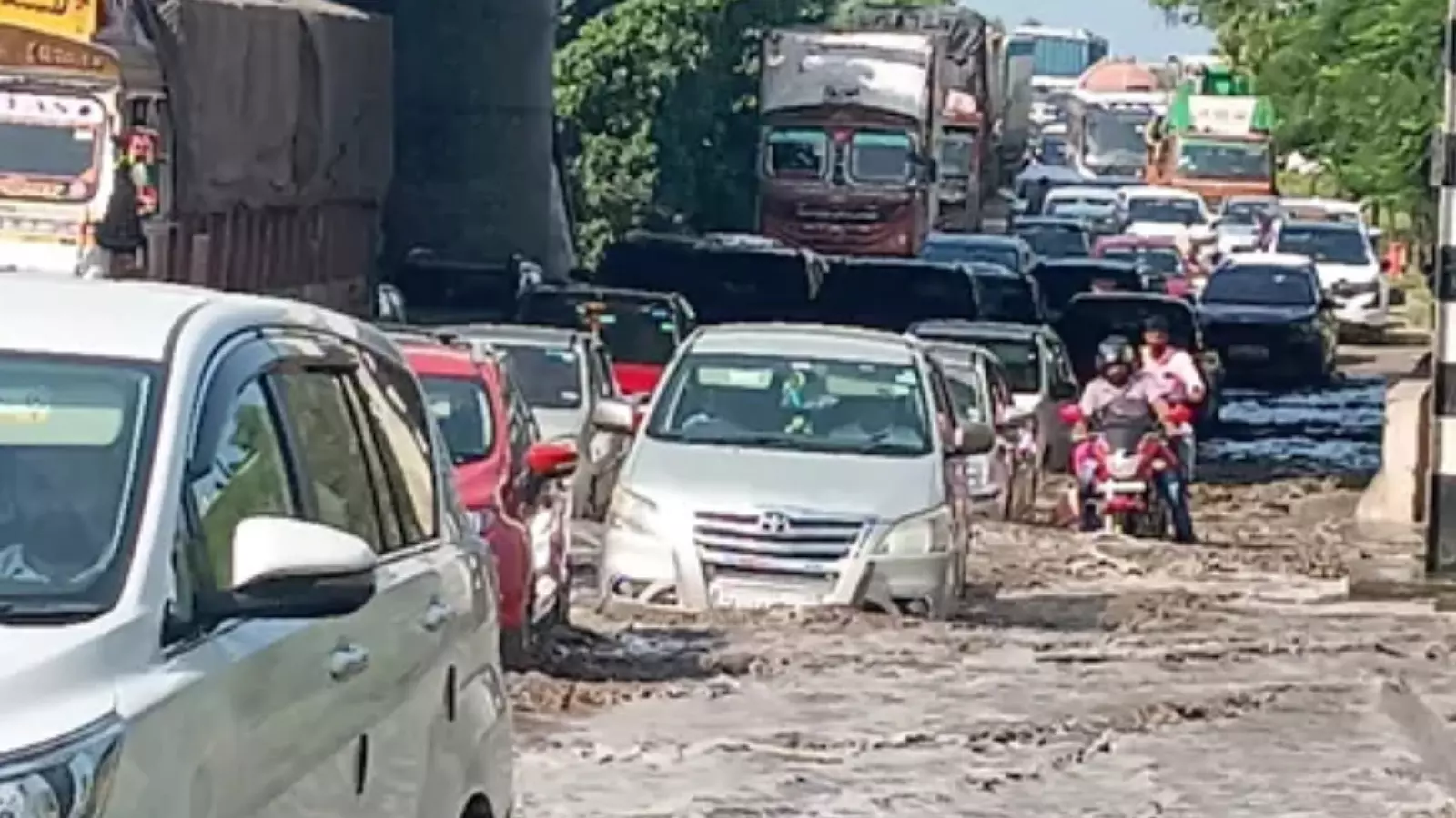 హైదరాబాద్ - విజయవాడ హైవేపై వర్షపు నీరు హైదరాబాద్ - విజయవాడ హైవేపై వర్షపు నీరు