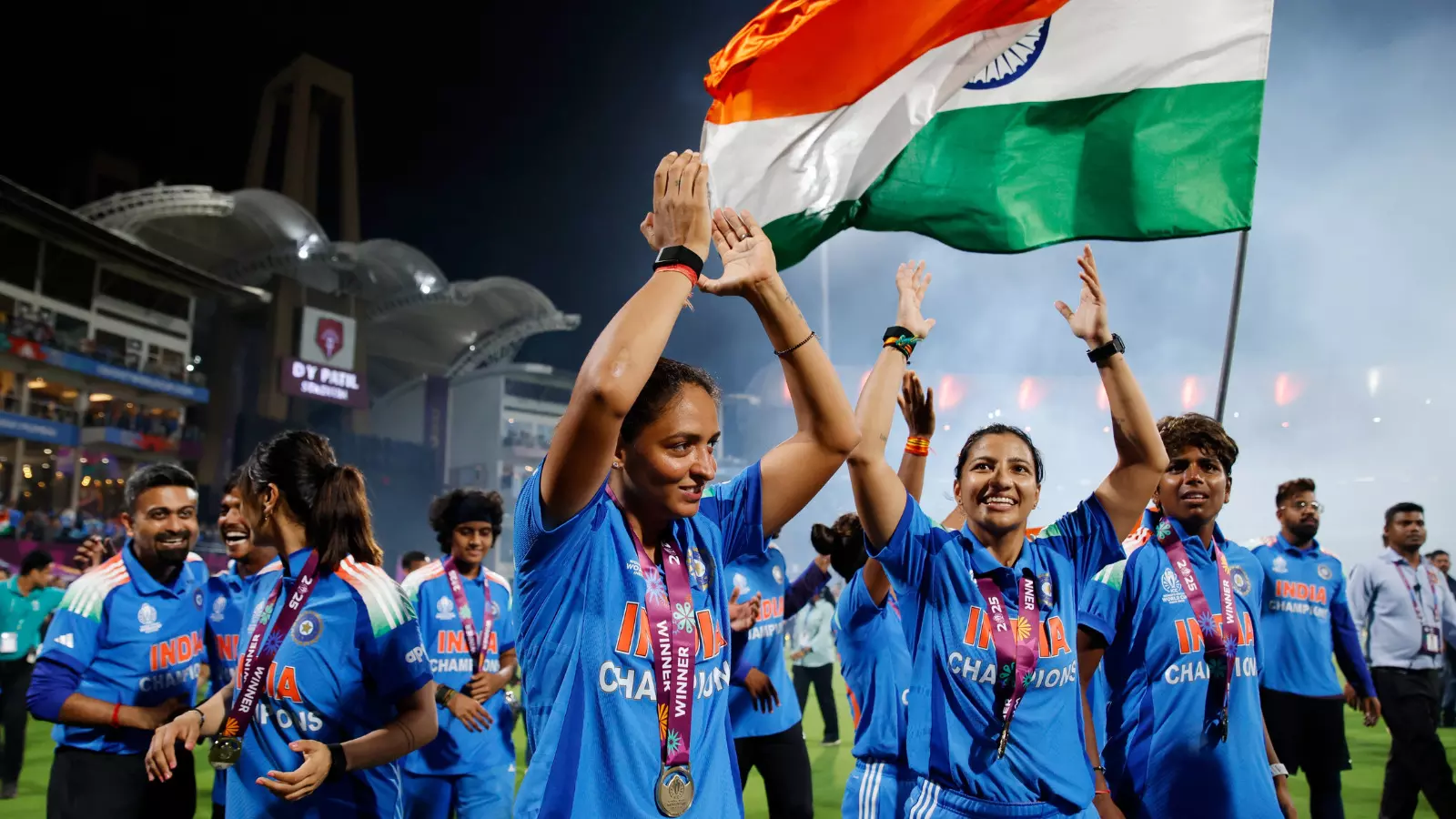 మహిళల జట్టుకు డైమండ్ నెక్లెస్ లు మహిళల జట్టుకు డైమండ్ నెక్లెస్ లు