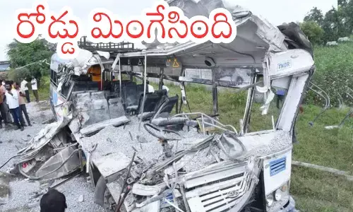 Road Accident : కుడి వైపు కూర్చున్న వాళ్లే మృతులు.. బస్సు మిస్ అయిన అదృష్టవంతులు ఎందరో?