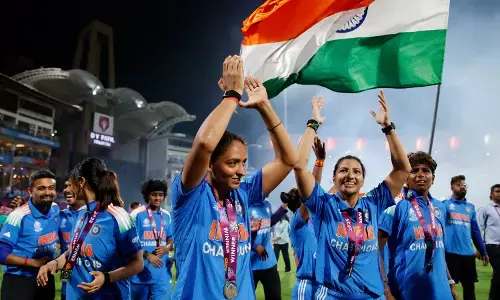 మహిళల జట్టుకు డైమండ్ నెక్లెస్ లు