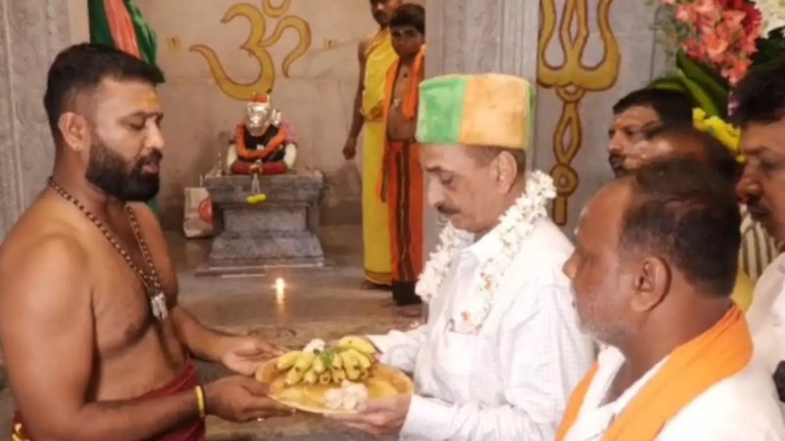 ఆలయానికి ముస్లిం వ్యాపారి కోటి విరాళం ఆలయానికి ముస్లిం వ్యాపారి కోటి విరాళం