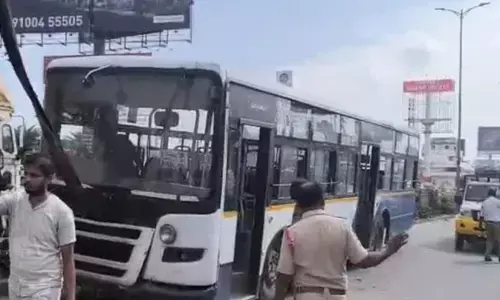 Telangana : మరో ఆర్టీసీ బస్సు కు ప్రమాదం