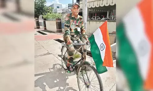 51 ఏళ్లుగా సైకిల్ పై తిరుగుతూ