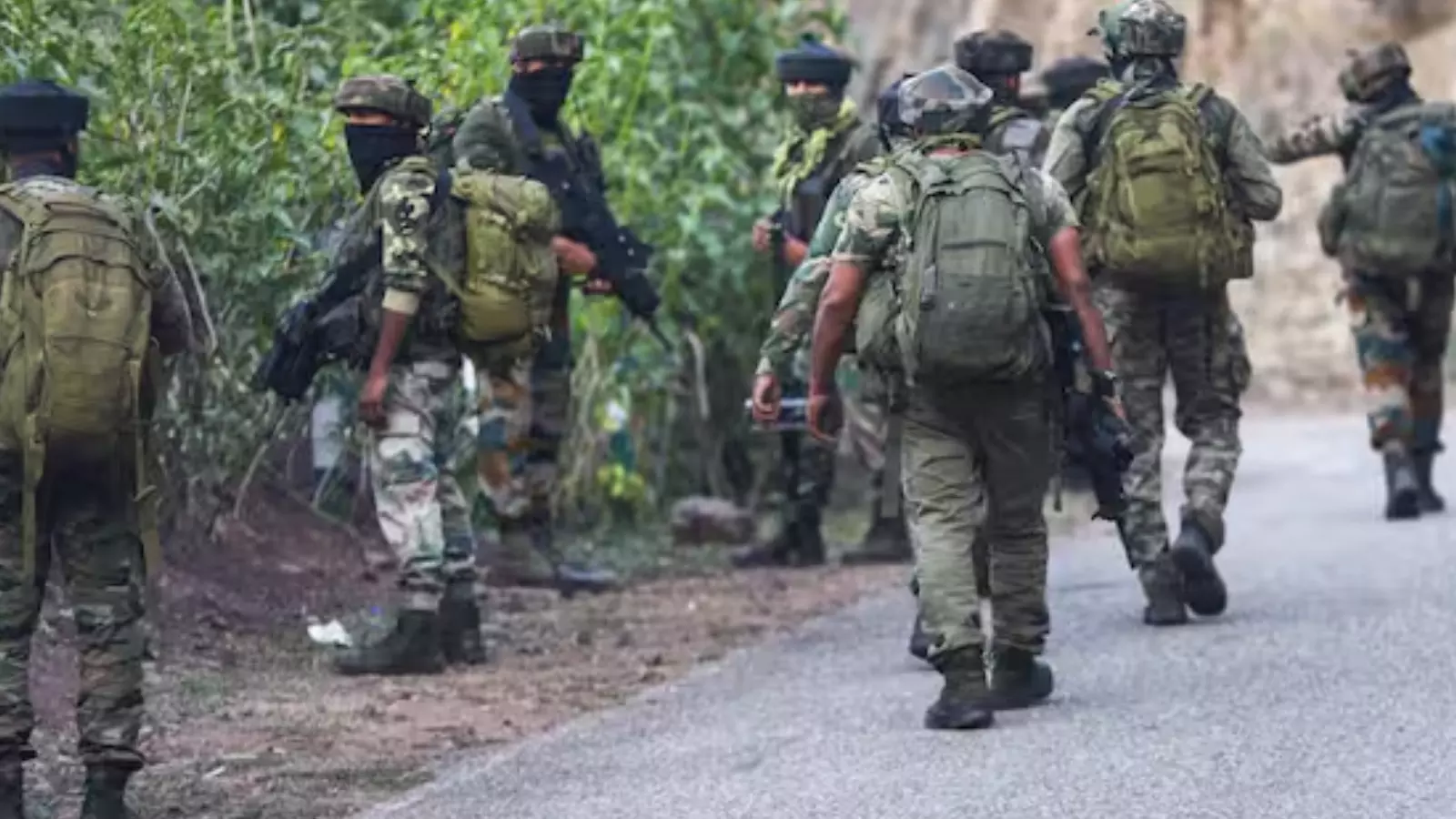 జమ్మూకాశ్మీర్ లో ఉగ్రవాదులను చుట్టుముట్టిన భద్రతాదళాలు జమ్మూకాశ్మీర్ లో ఉగ్రవాదులను చుట్టుముట్టిన భద్రతాదళాలు