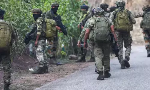 జమ్మూకాశ్మీర్ లో ఉగ్రవాదులను చుట్టుముట్టిన భద్రతాదళాలు