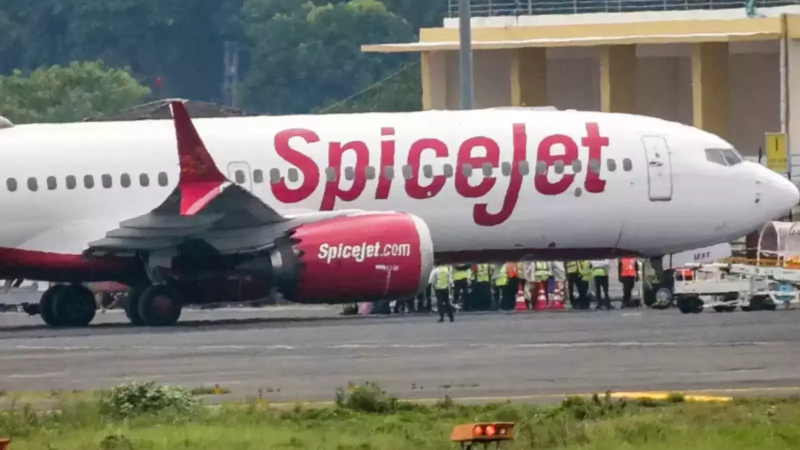 ఇంజన్లో లోపం.. అత్యవసరంగా విమానం ల్యాండింగ్ ఇంజన్లో లోపం.. అత్యవసరంగా విమానం ల్యాండింగ్