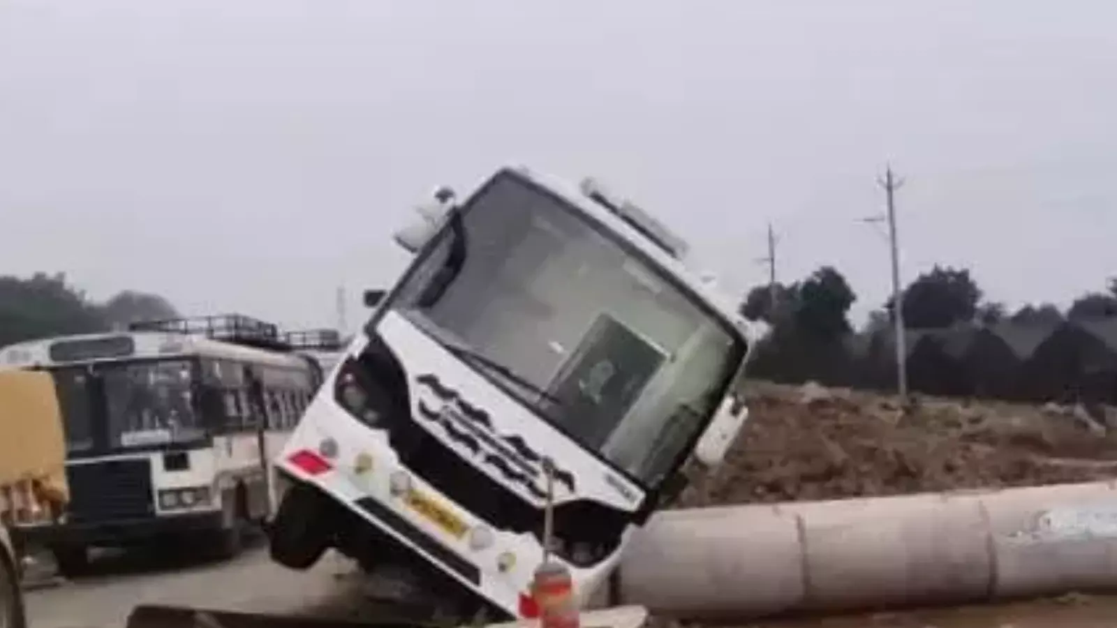 Andhra Pradesh :ఆంధ్రప్రదేశ్లో మరో బస్సుకు ప్రమాదం Andhra Pradesh :ఆంధ్రప్రదేశ్లో మరో బస్సుకు ప్రమాదం