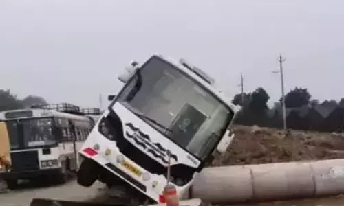 Andhra Pradesh :ఆంధ్రప్రదేశ్‌లో మరో బస్సుకు ప్రమాదం