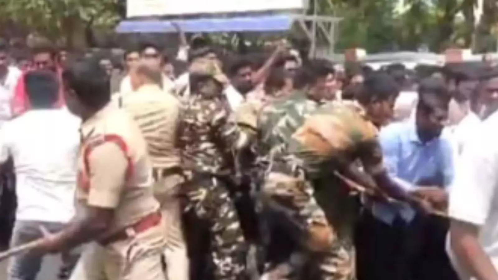 జూబ్లీహిల్స్ ఉప ఎన్నిక సందర్భంగా పోలీసులు లాఠీ ఛార్జి జూబ్లీహిల్స్ ఉప ఎన్నిక సందర్భంగా పోలీసులు లాఠీ ఛార్జి