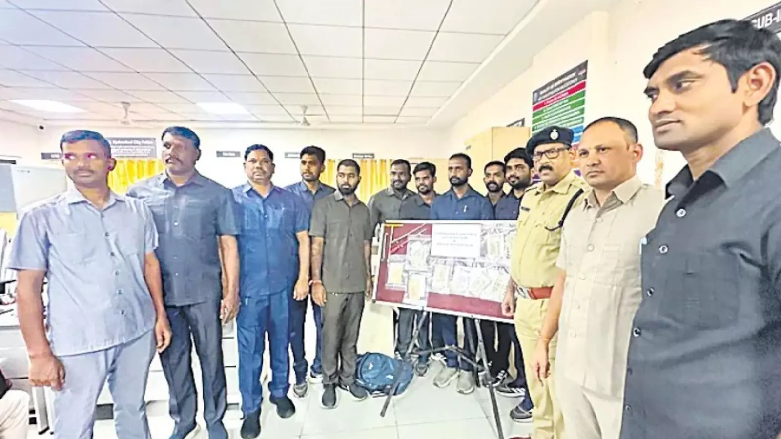 పసుపు రంగు చెప్పులు పట్టించేశాయ్!! పసుపు రంగు చెప్పులు పట్టించేశాయ్!!