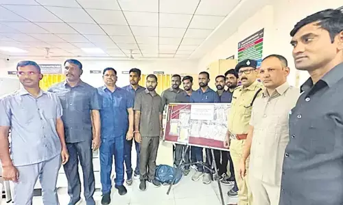 పసుపు రంగు చెప్పులు పట్టించేశాయ్!!