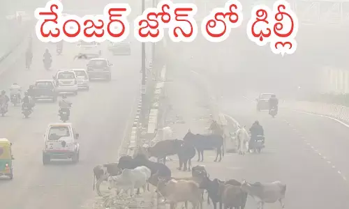 Dense smog covering Delhi skyline as AQI crosses 400, indicating severe air pollution levels.