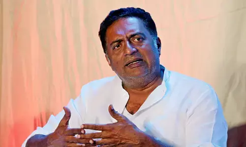 Prakash Raj : క్షమాపణ కోరిన సినీనటుడు  ప్రకాష్ రాజ్