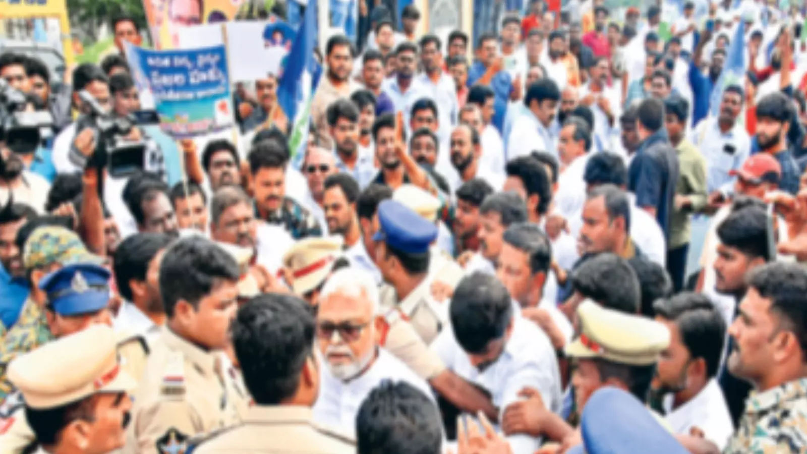 వైసీపీ నేత అంబటి రాంబాబుపై కేసు వైసీపీ నేత అంబటి రాంబాబుపై కేసు