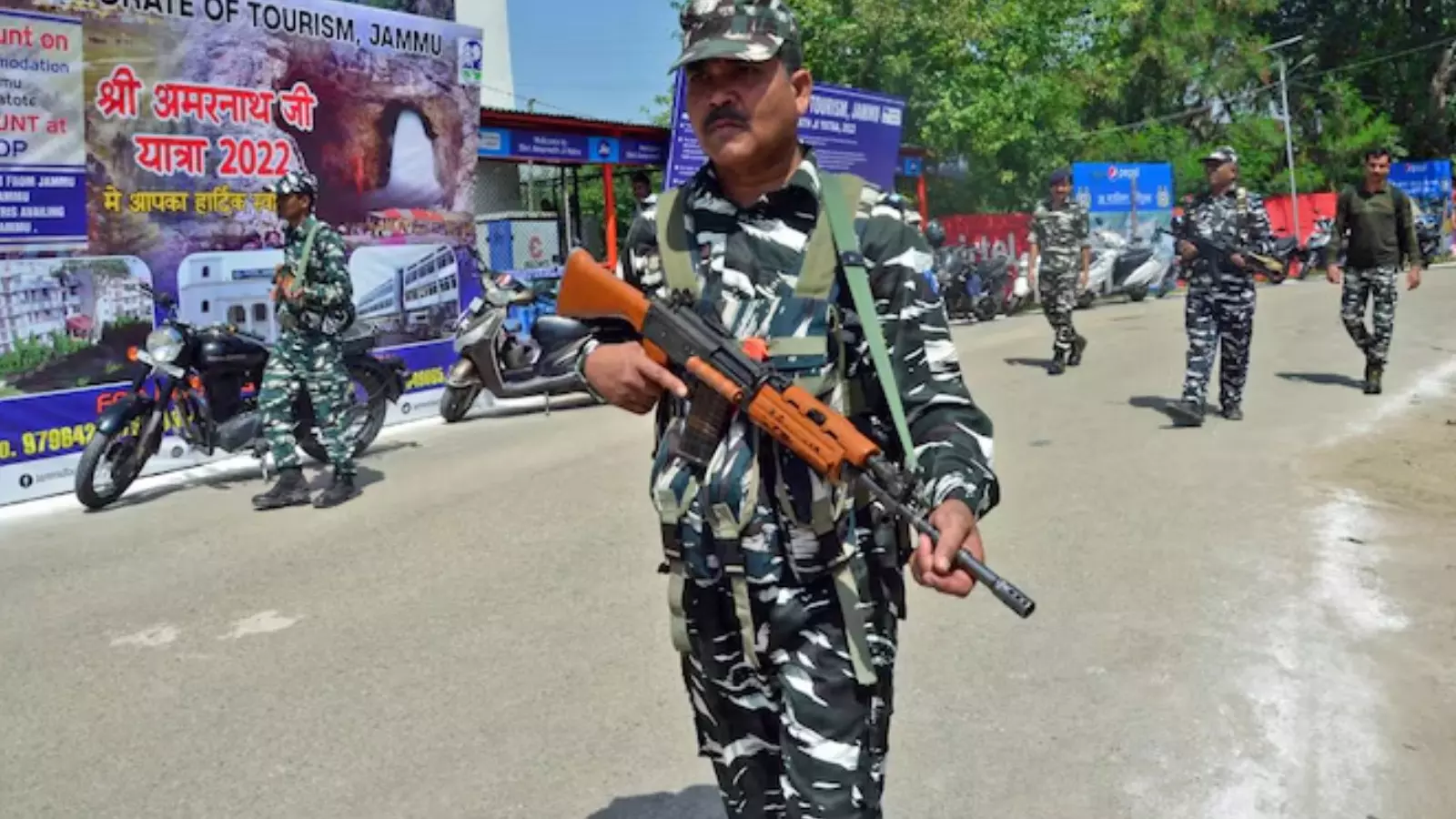 Visakha : విశాఖలో హై అలెర్ట్.. తనిఖీలు ముమ్మరం Visakha : విశాఖలో హై అలెర్ట్.. తనిఖీలు ముమ్మరం