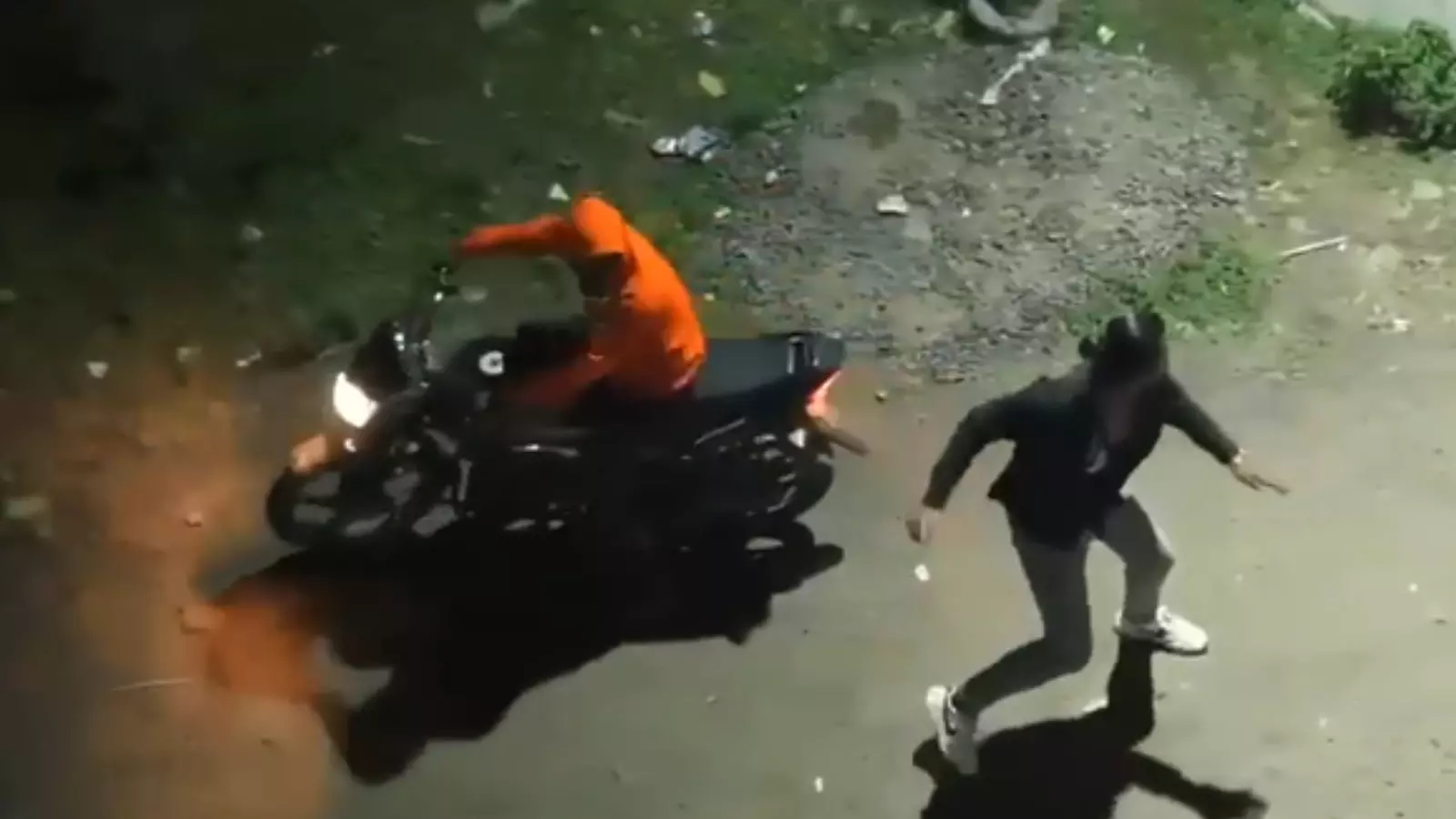 పెళ్లికొడుకుపై కత్తితో దాడి.. నిందితుడ్ని వెంటాడిన డ్రోన్ కెమెరా పెళ్లికొడుకుపై కత్తితో దాడి.. నిందితుడ్ని వెంటాడిన డ్రోన్ కెమెరా