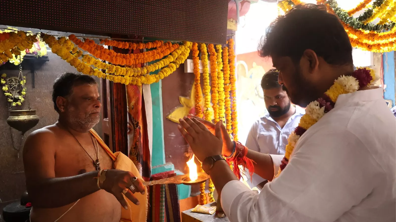 Hyderabad : కౌంటింగ్ కు ముందు నవీన్ యాదవ్ ప్రత్యేక పూజలు Hyderabad : కౌంటింగ్ కు ముందు నవీన్ యాదవ్ ప్రత్యేక పూజలు