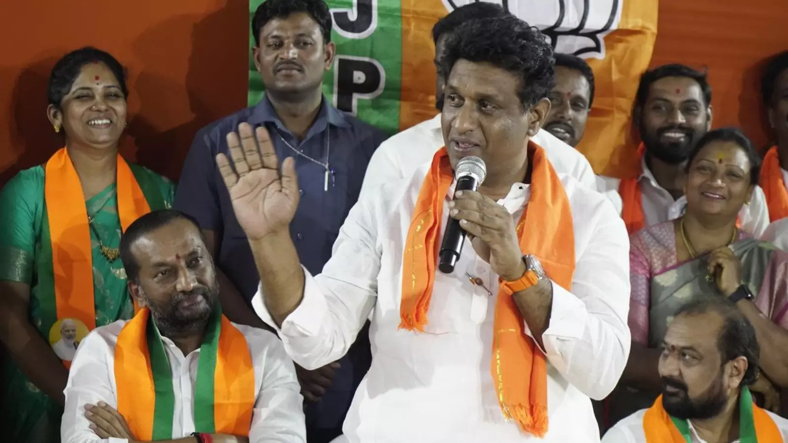 కౌంటింగ్ కేంద్రం నుంచి వెళ్లిపోయిన దీపక్ రెడ్డి కౌంటింగ్ కేంద్రం నుంచి వెళ్లిపోయిన దీపక్ రెడ్డి