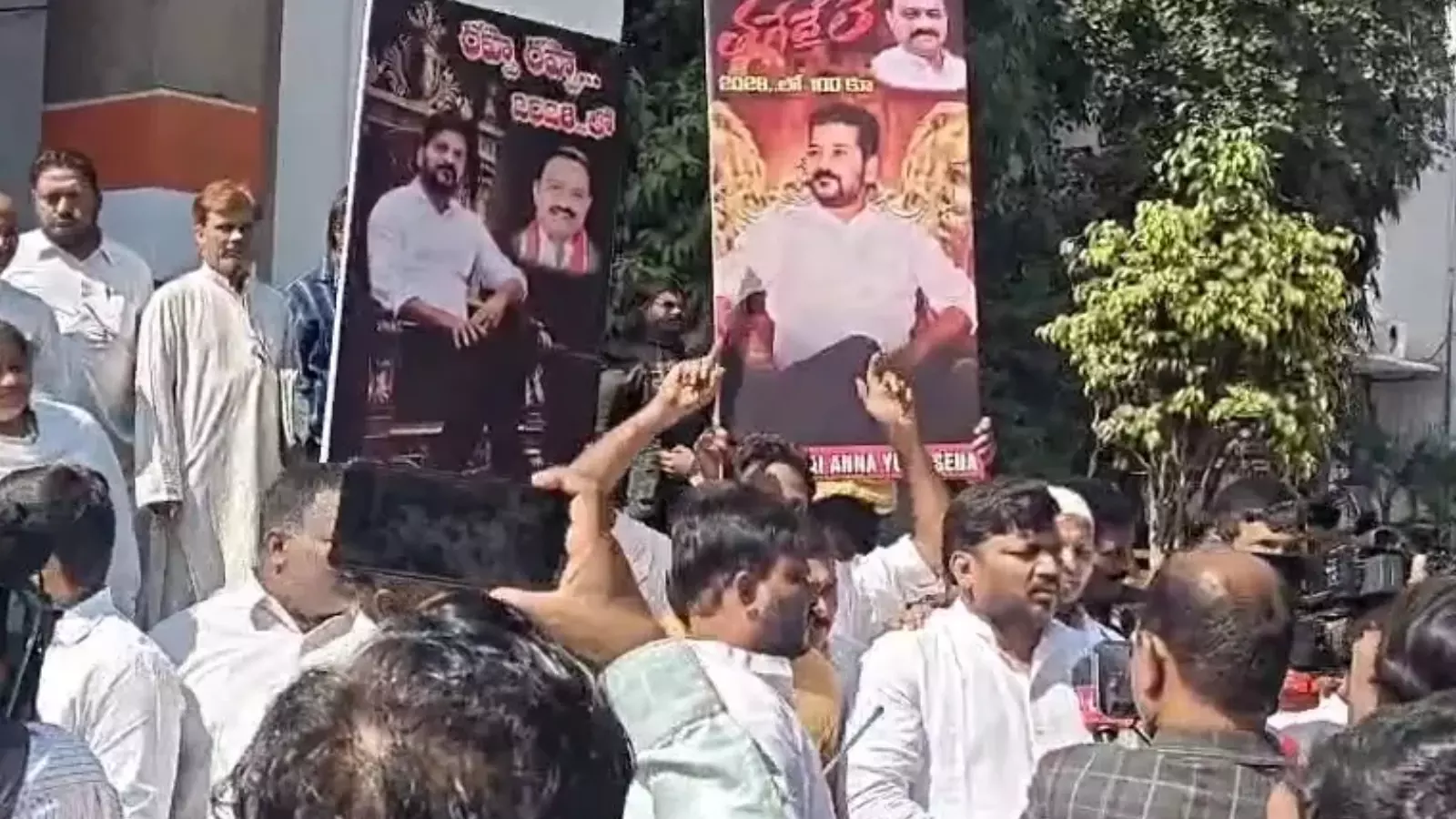 Congrss : గాంధీ భవన్ లో కాంగ్రెస్ కార్యకర్తల కేరింతలు Congrss : గాంధీ భవన్ లో కాంగ్రెస్ కార్యకర్తల కేరింతలు