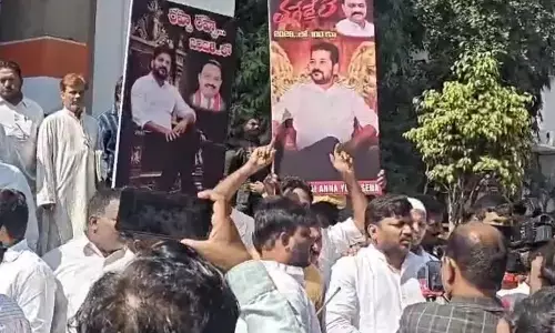 Congrss : గాంధీ భవన్ లో కాంగ్రెస్ కార్యకర్తల కేరింతలు