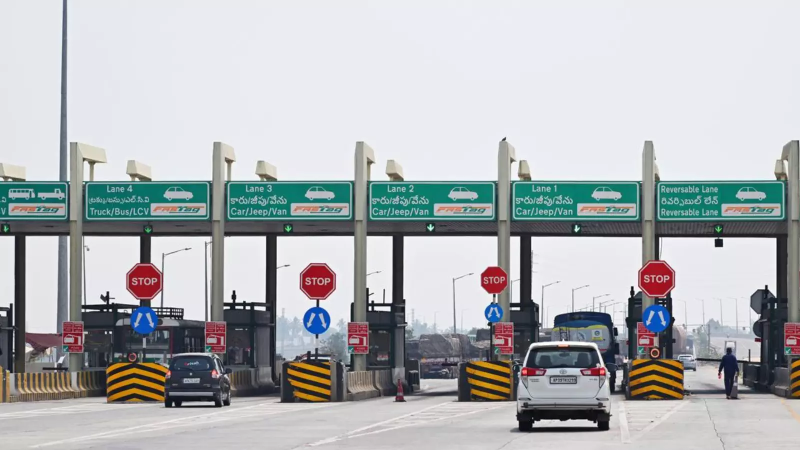 టోల్ గేట్ దాటాలంటే ఇక సులువు.. గుడ్ న్యూస్ చెప్పిన కేంద్రం టోల్ గేట్ దాటాలంటే ఇక సులువు.. గుడ్ న్యూస్ చెప్పిన కేంద్రం