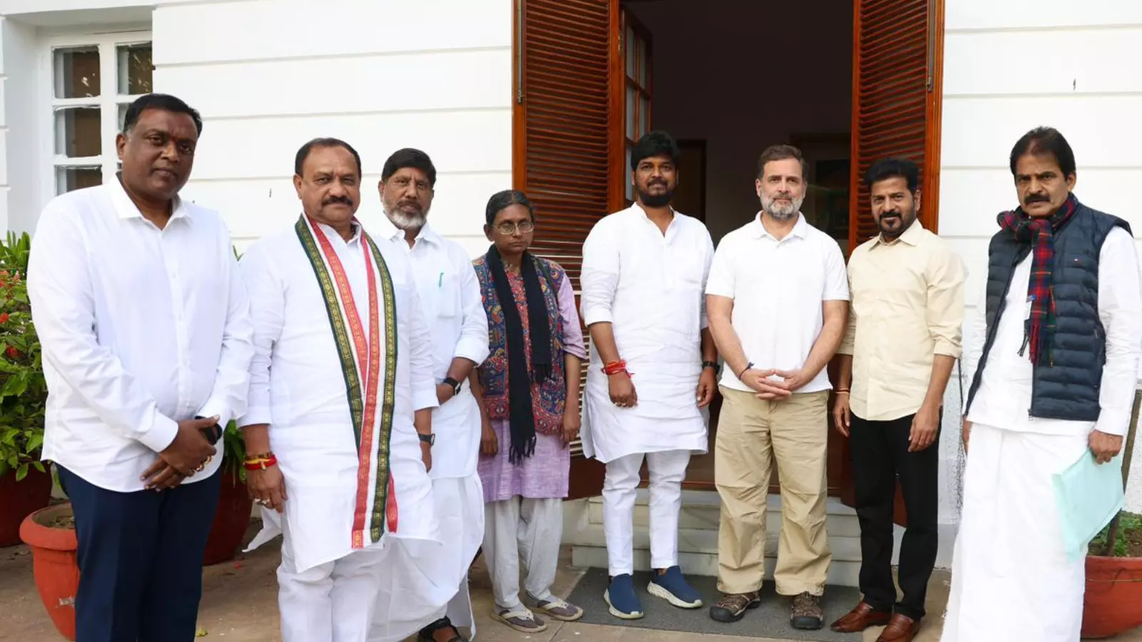 Telangana : రాహుల్ ను కలిసిన రేవంత్ రెడ్డి Telangana : రాహుల్ ను కలిసిన రేవంత్ రెడ్డి