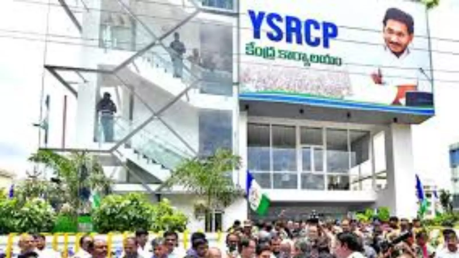 హిందూపూరం వైసీపీ కార్యాలయంపై దాడి హిందూపూరం వైసీపీ కార్యాలయంపై దాడి