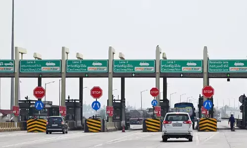 టోల్ గేట్ దాటాలంటే ఇక సులువు.. గుడ్ న్యూస్ చెప్పిన కేంద్రం