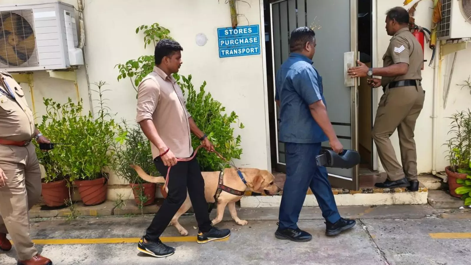 Tamilanadu : చెన్నైలో ప్రముఖులకు బాంబు బెదిరింపు మెయిల్స్ Tamilanadu : చెన్నైలో ప్రముఖులకు బాంబు బెదిరింపు మెయిల్స్