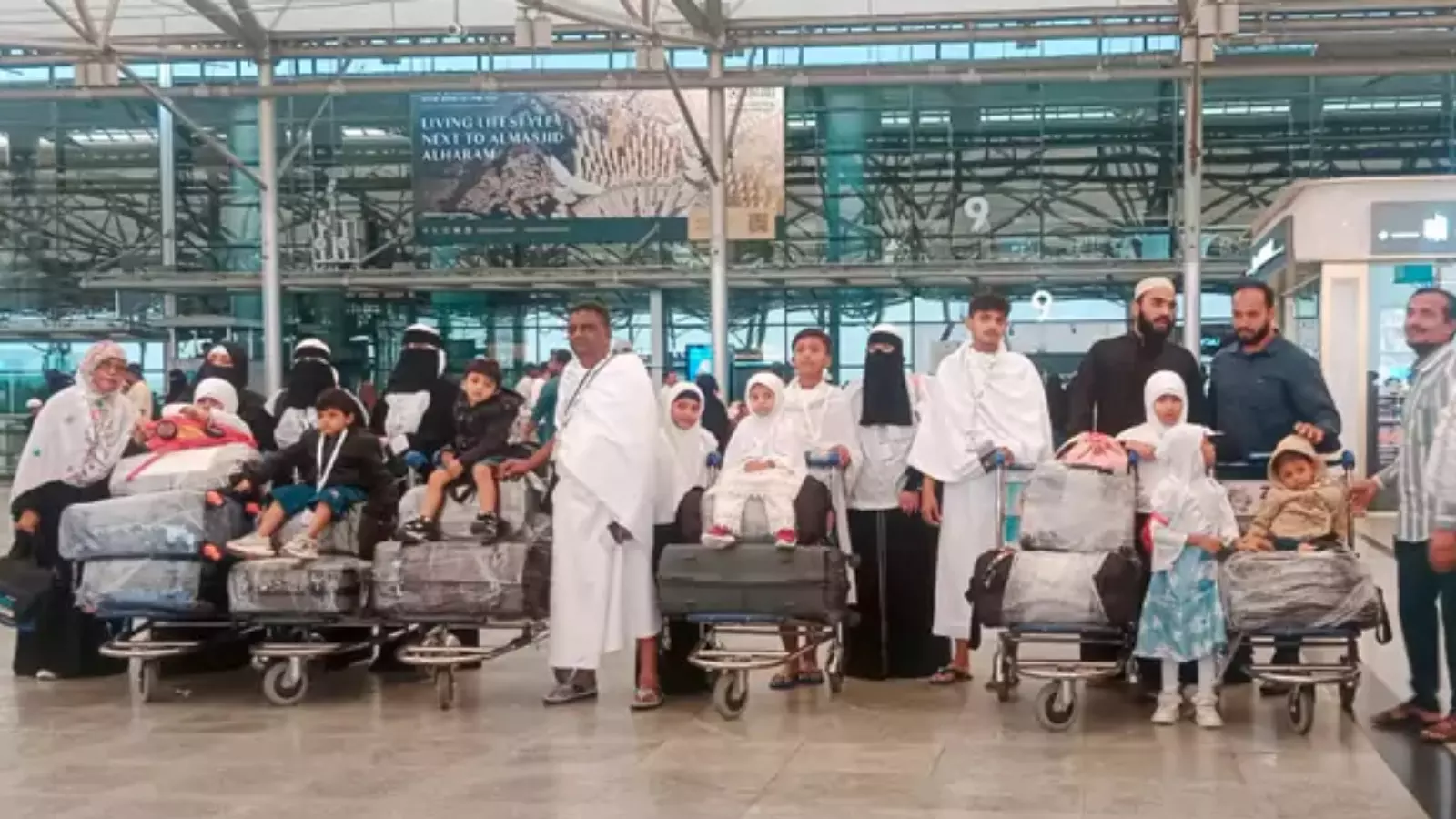 Hyderabad : రోడ్డు ప్రమాదంలో ఒకే కుటుంబానికి చెందిన 18 మంది మృతి Hyderabad : రోడ్డు ప్రమాదంలో ఒకే కుటుంబానికి చెందిన 18 మంది మృతి