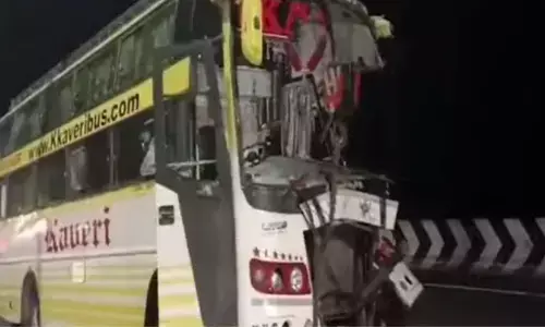 Road Accident : కావేరి ట్రావెల్స్ బస్సు  యాక్సిడెంట్.. ముగ్గురి పరిస్థితి విషమం