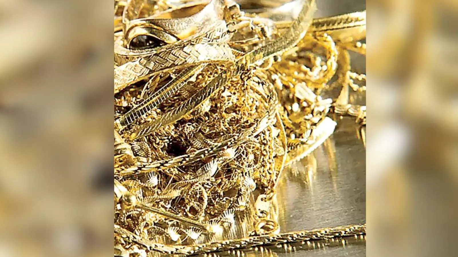 38 కిలోల బంగారం.. 60 కిలోల వెండి చోరీ 38 కిలోల బంగారం.. 60 కిలోల వెండి చోరీ