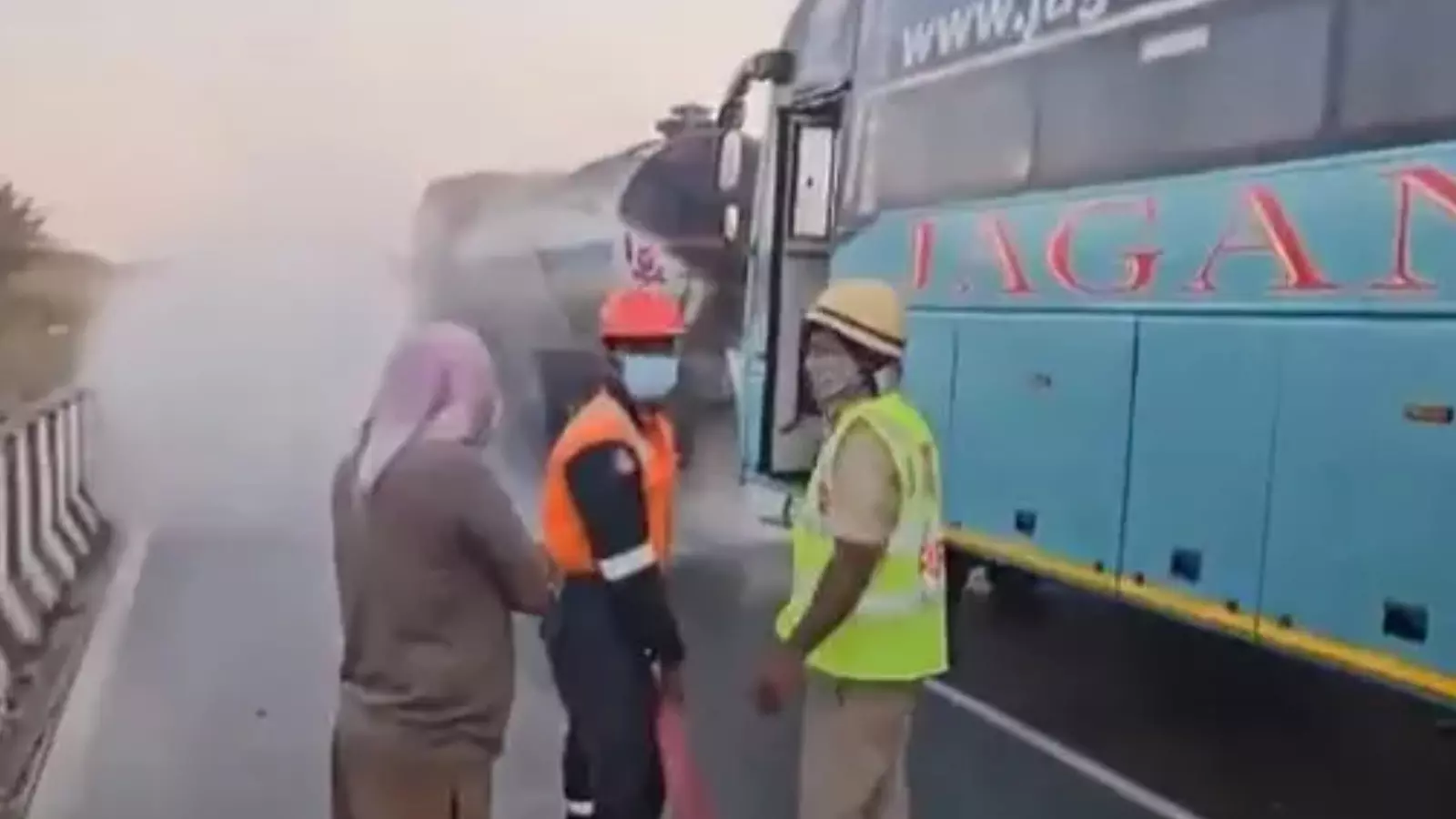 జడ్చర్ల తప్పిన ఘోర ప్రమాదం.. ప్రయివేటు బస్సు మళ్లీ జడ్చర్ల తప్పిన ఘోర ప్రమాదం.. ప్రయివేటు బస్సు మళ్లీ