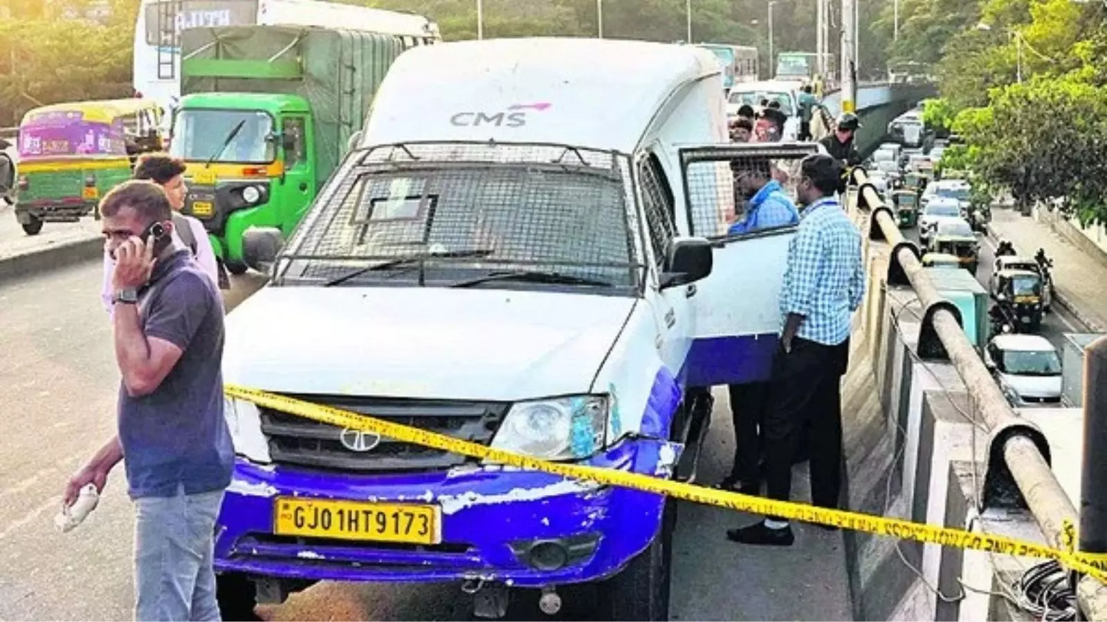 బెంగళూరులో 7 కోట్లు దోచుకెళ్లారు బెంగళూరులో 7 కోట్లు దోచుకెళ్లారు