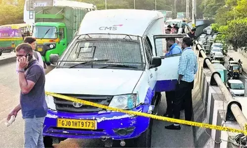 బెంగళూరులో 7 కోట్లు దోచుకెళ్లారు