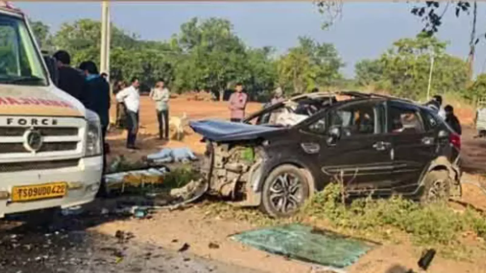 Telangana : ఘోర రోడ్డు ప్రమాదం.. ఒకరు స్పాట్ డెడ్ Telangana : ఘోర రోడ్డు ప్రమాదం.. ఒకరు స్పాట్ డెడ్