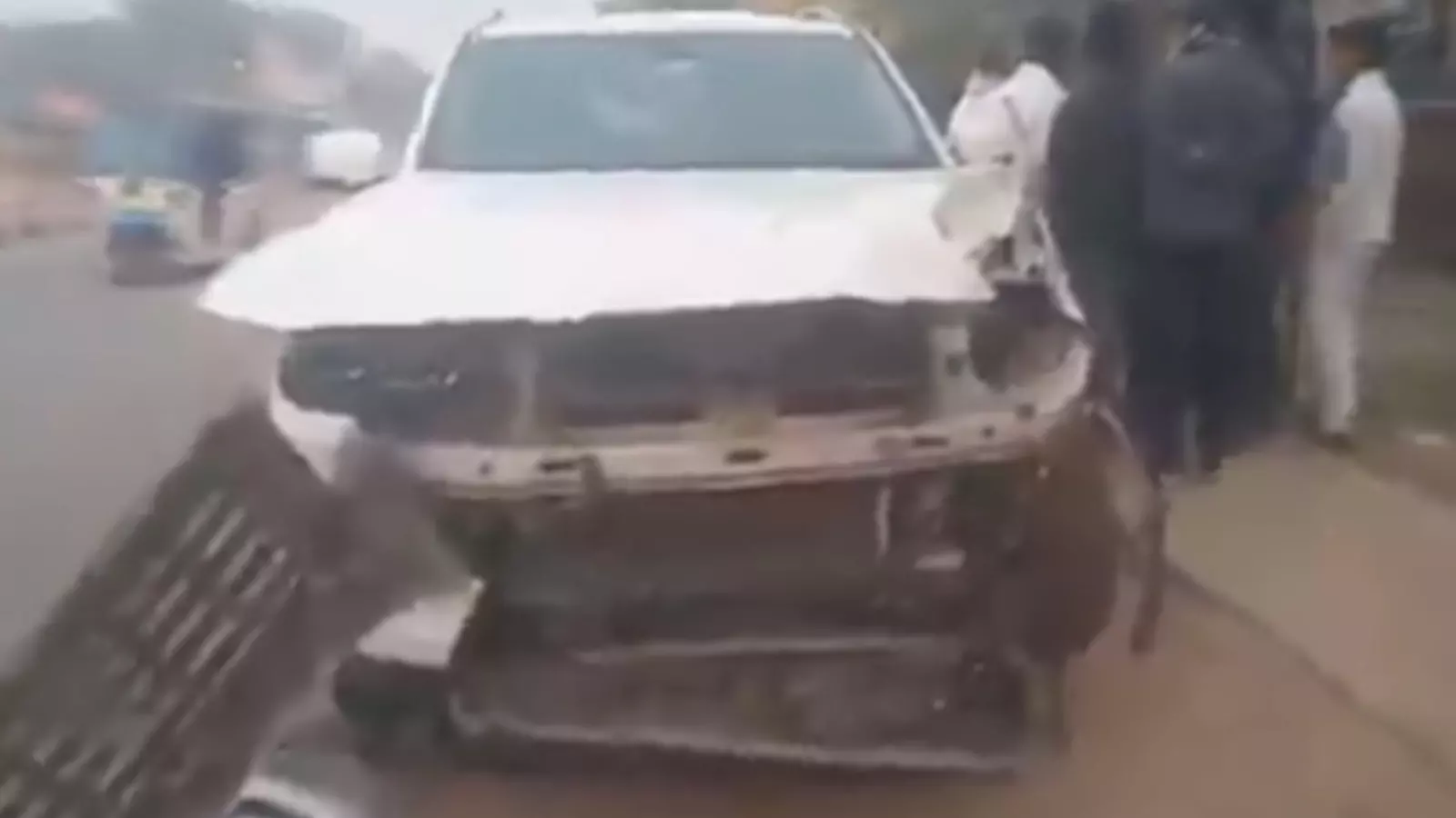 Road Accident : డ్రైవర్ కు గుండెపోటు.. నలుగురు మృతి Road Accident : డ్రైవర్ కు గుండెపోటు.. నలుగురు మృతి