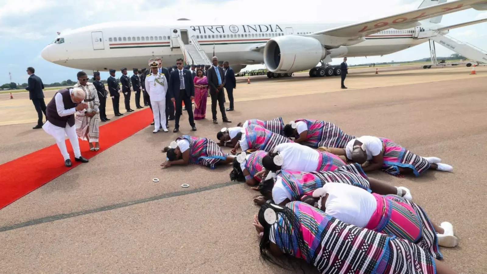 Narendra Modi : మోదీకి విన్నూత్న రీతిలో స్వాగతం Narendra Modi : మోదీకి విన్నూత్న రీతిలో స్వాగతం