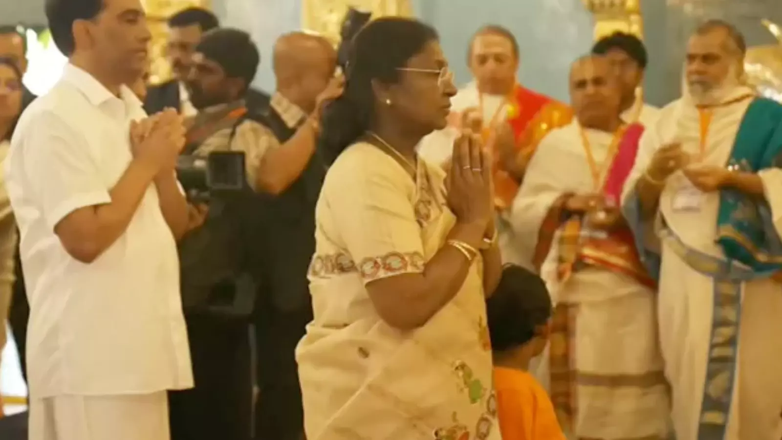 Puttaparthi : పుట్టపర్తిలో భారత రాష్ట్రపతి Puttaparthi : పుట్టపర్తిలో భారత రాష్ట్రపతి