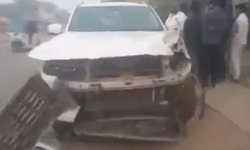 Road Accident : డ్రైవర్ కు గుండెపోటు.. నలుగురు మృతి